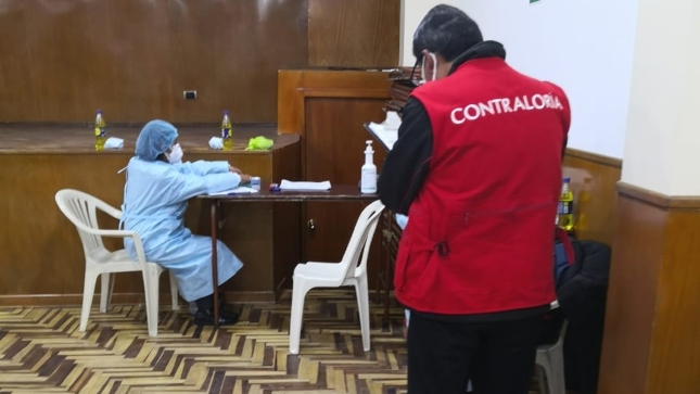 Imagen JPG de colaborador de la Contraloría supervisando vacunación de personas que no acreditaron vínculo laboral con clínicas en Puno.