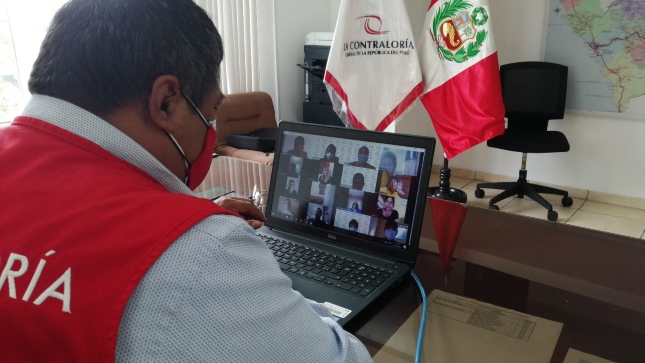 Imagen JPG de colaborador de la Contraloría sentado en el interior de su oficina y participando en la Audiencia Pública virtual “La Contraloría te escucha” La Libertad.