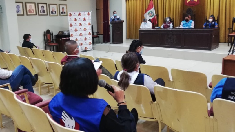 Foto de reunión de autoridades en un auditorio