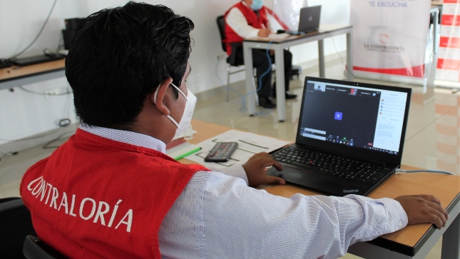 Imagen JPG de dos colaboradores la Contraloría participando en el curso virtual “El control social en tus manos” Tacna.