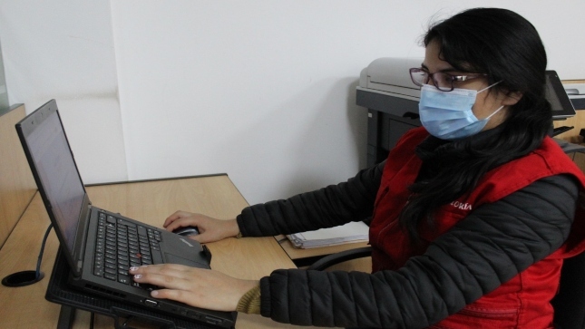 Imagen JPG de la colaboradora de la Contraloría sentada en su oficina participando en el curso virtual "El Control social en tus manos" en provincia de Grau, Apurímac.