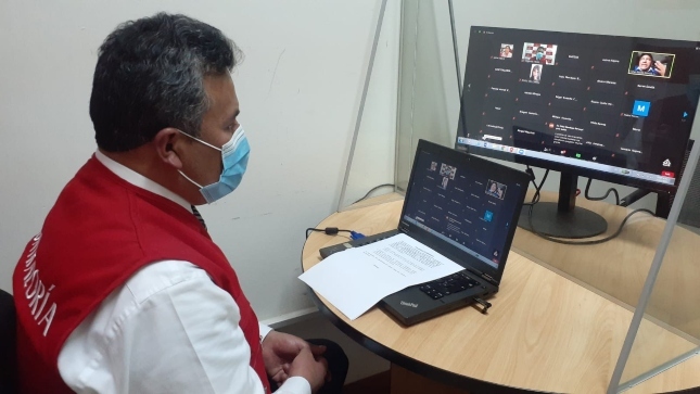 Imagen JPG de colaborador de la Contraloría sentado participando en la Audiencia Pública Virtual “La Contraloría te escucha” Pasco.