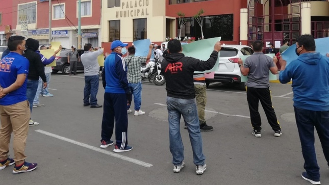 Foto de extrabajadores protestando frente a la municipalidad 
