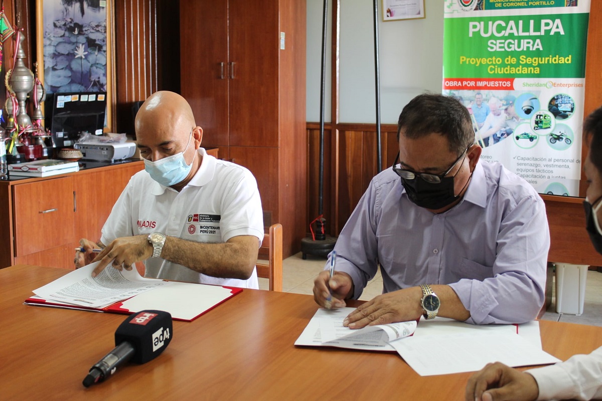 El presidente del Conadis, Marco Antonio Gamarra La Barrera y el alcalde de la provincia de Coronel Portillo, Segundo Pérez Collazos firman convenio.