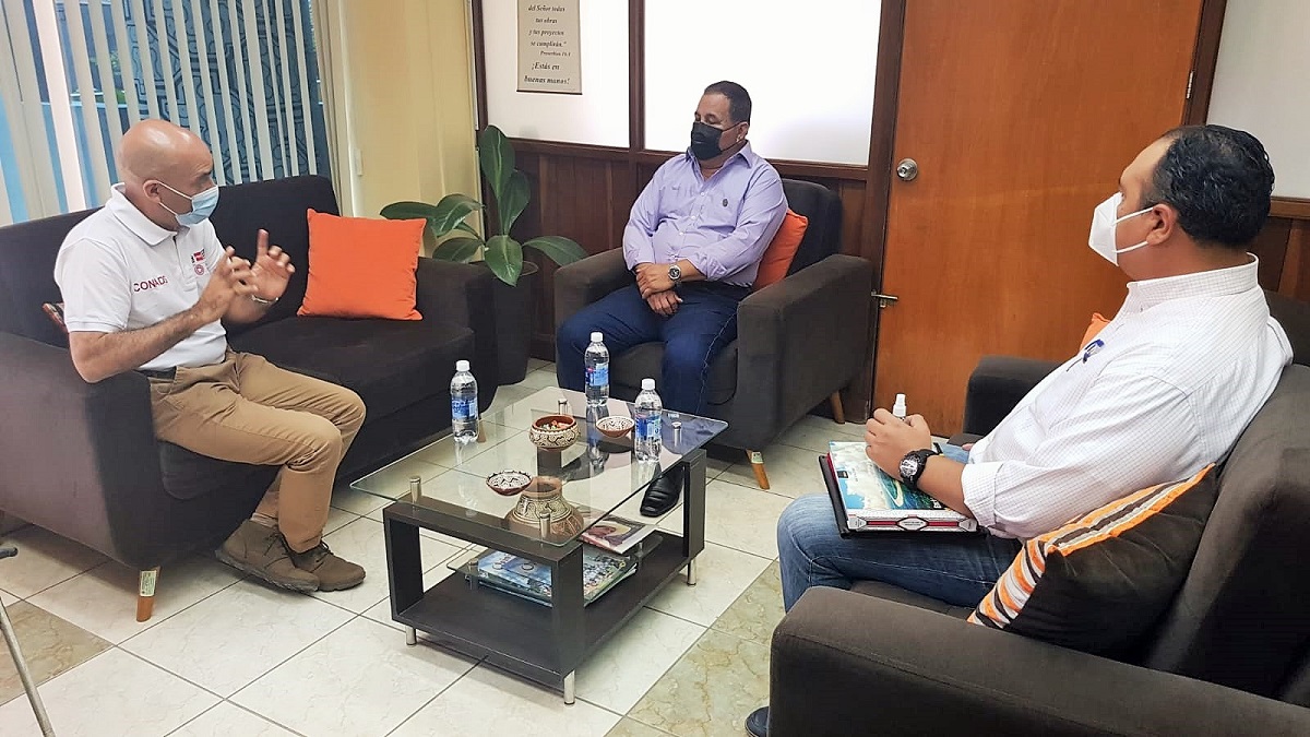 El presidente del Conadis, Marco Antonio Gamarra La Barrera , alcalde de la provincia de Coronel Portillo, Segundo Pérez Collazos y el Secretario General del Coandis, Anatoly Bedriñana se reunen antes de la firma del convenio.