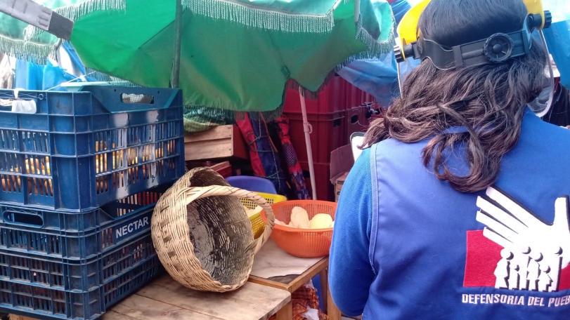 Foto de representante de la Defensoría del Pueblo en almacén de mercado