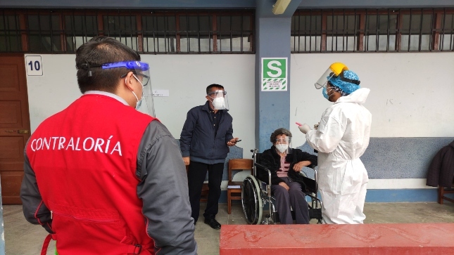 Imagen JPG de colaboradora de la Contraloría supervisando la jornada de vacunación contra la COVID-19.