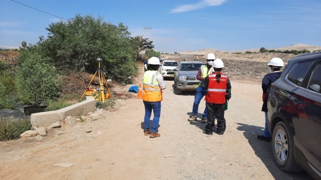 Imagen JPG de colaborador de la Contraloría junto a otras personas supervisando megaproyecto vial de Áncash.