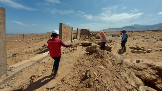 Imagen JPG de colaboradora de la Contraloría supervisando obras de mejoramiento de cementerio en Arequipa.