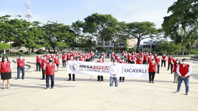 Imagen JPG de varios colaboradores de la Contraloría parados en la plaza de Ucayali dando inicio al Mega Operativo de Control Regional de Ucayali.