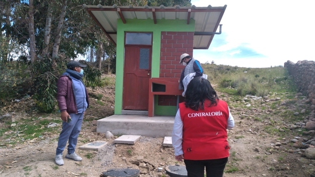 Imagen JPG de colaboradora de la Contraloría supervisando obra de agua potable y saneamiento en Puno.