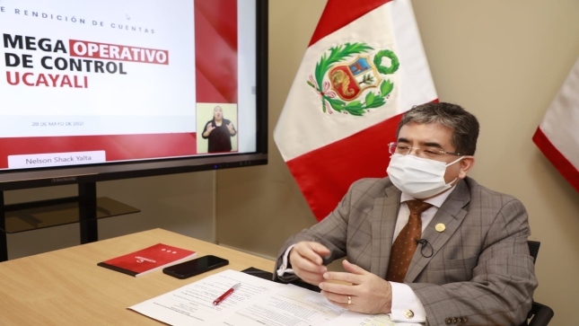 Imagen JPG del Contralor General sentado en un escritorio participando de la Rendición de Cuentas del Megaoperativo de Control en Ucayali.