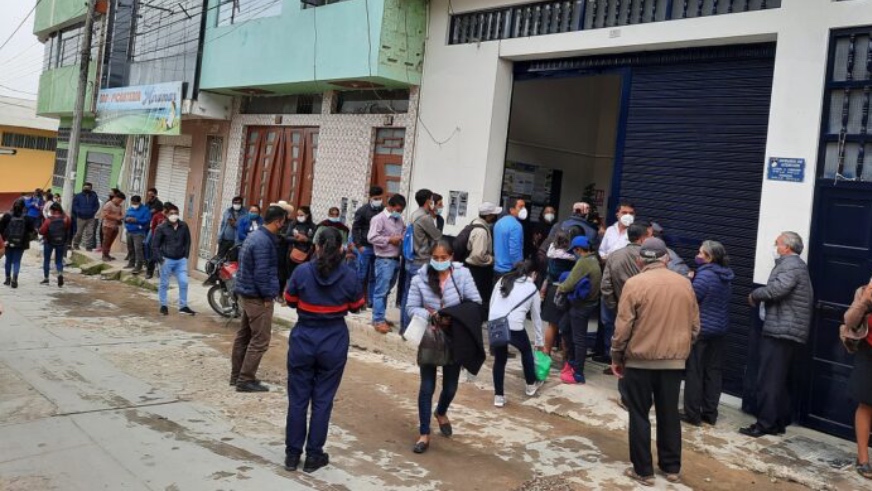 Foto de personas aglomeradas en el frontis del Reniec