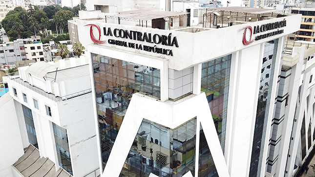 Fotografía de la fachada de la Contraloría con una vista aérea, donde se aprecia la parte superior del edificio de la Sede Central, ubicada en Lima.