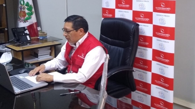 Imagen JPG de colaborador de la Contraloría sentado en su escritorio trabajando con su laptop en el marco del curso virtual “El control social en tus manos” en Junín.