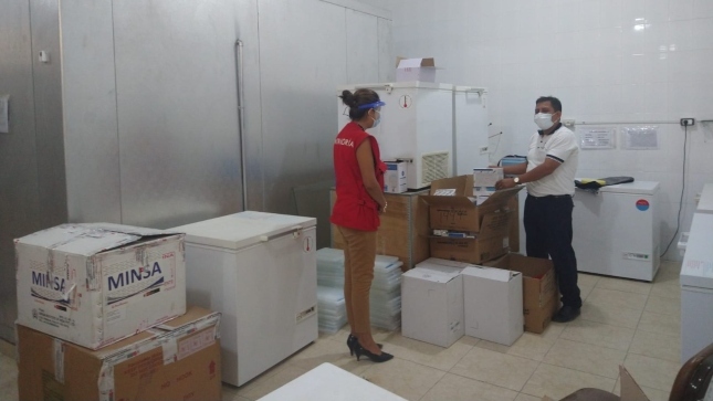 Imagen JPG de colaboradora de la Contraloría supervisando almacén de vacunas contra la COVID-19.