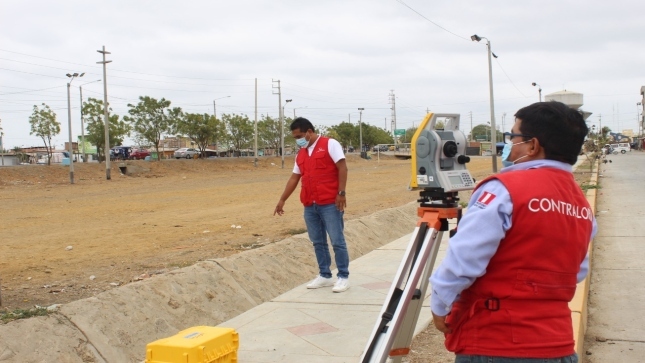 Imagen JPG de colaboradores de la Contraloría supervisando obra de pavimentación y drenaje pluvial de la antigua vía de Zarumilla a Aguas Verdes en Tumbes.