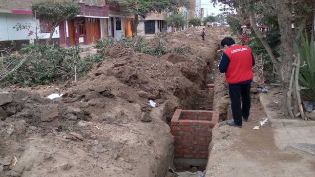Imagen JPG de colaborador de la Contraloría supervisando obra para el mejoramiento del servicio de agua potable y alcantarillado en el pueblo joven Santa Rosa, Lambayeque.