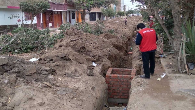 Imagen JPG de colaborador de la Contraloría supervisando obra para el mejoramiento del servicio de agua potable y alcantarillado en el pueblo joven Santa Rosa, Lambayeque.