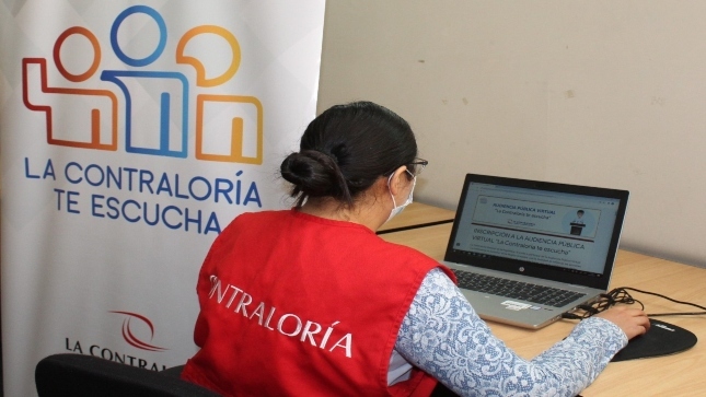 Imagen JPG de colaboradora de la Contraloría sentada en una silla dentro de su oficina y participando desde su laptop en la Audiencia Pública virtual “La Contraloría te escucha” Arequipa.