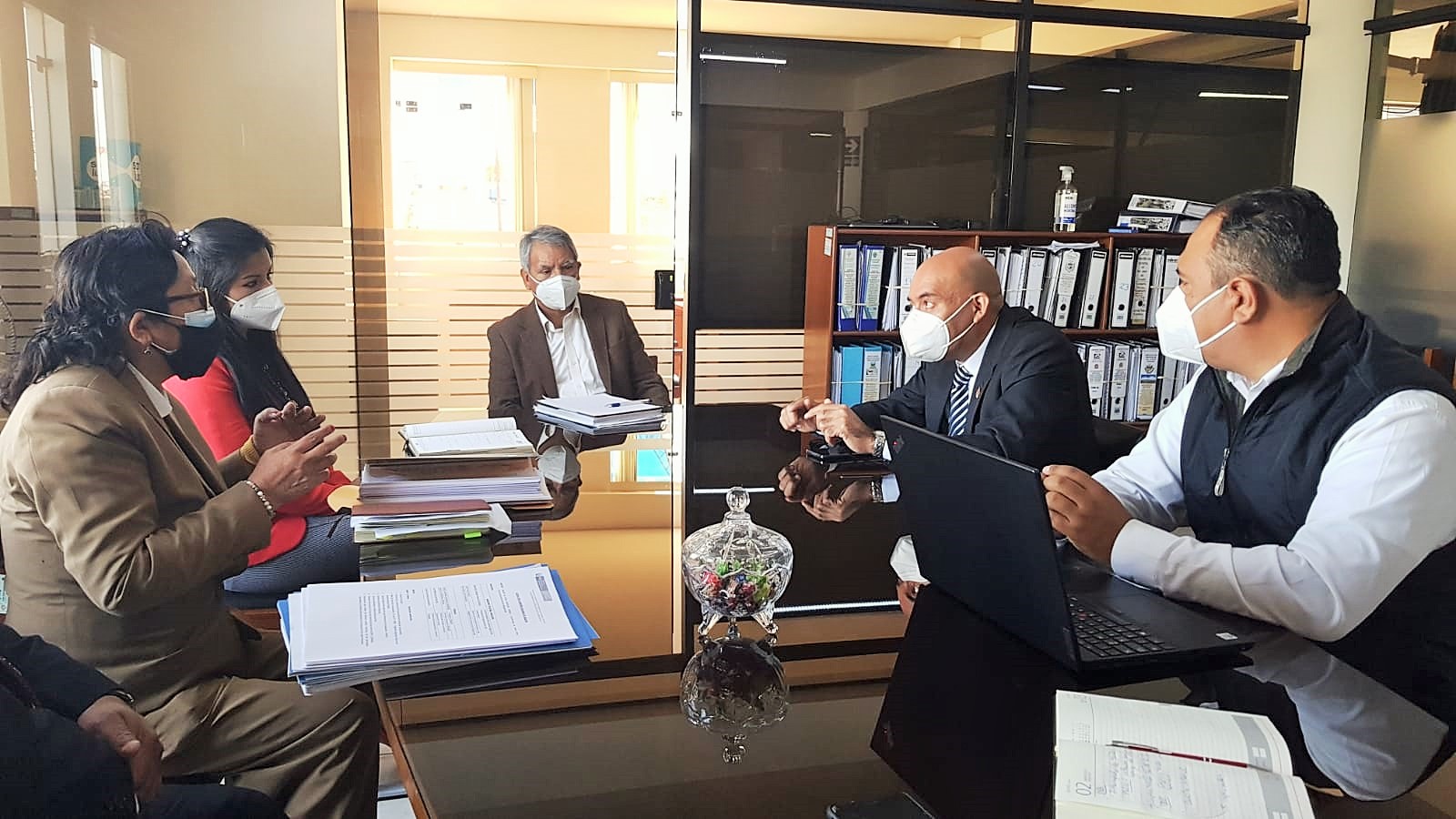 El presidente del Conadis, Marco Antonio Gamarra La Barrera y Gregorio Urbano Palma Figueroa, gerente general del GORE Arequipa se reunieron con el fin de plantear propuestas viables a favor de las personas con discapacidad.