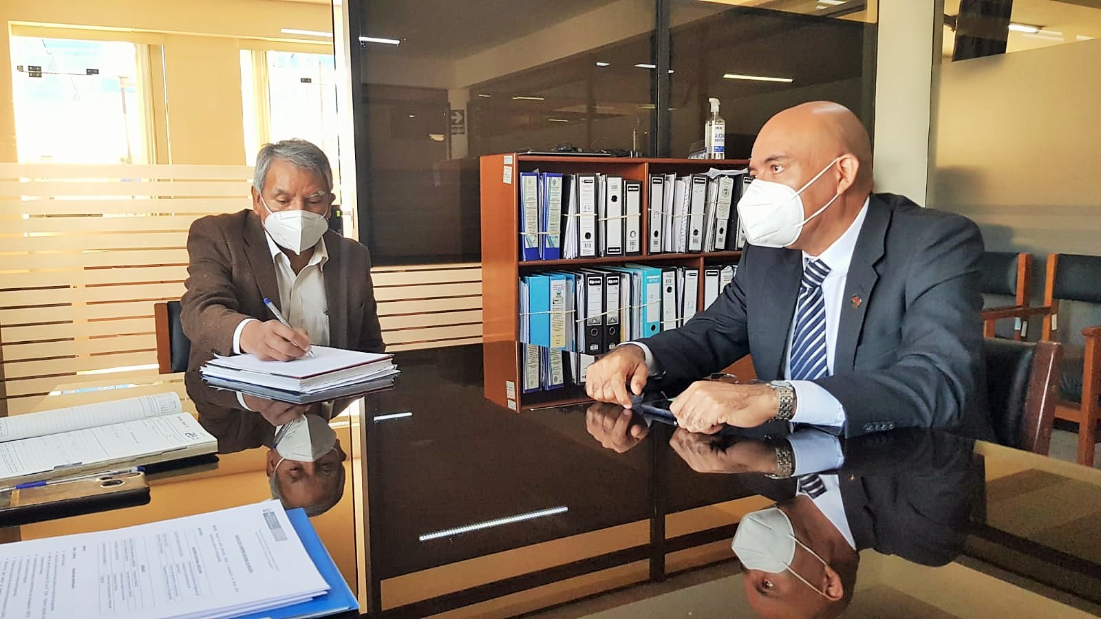 El presidente del Conadis, Marco Antonio Gamarra La Barrera y Gregorio Urbano Palma Figueroa, gerente general del GORE Arequipa se reunieron con el fin de plantear propuestas viables a favor de las personas con discapacidad.