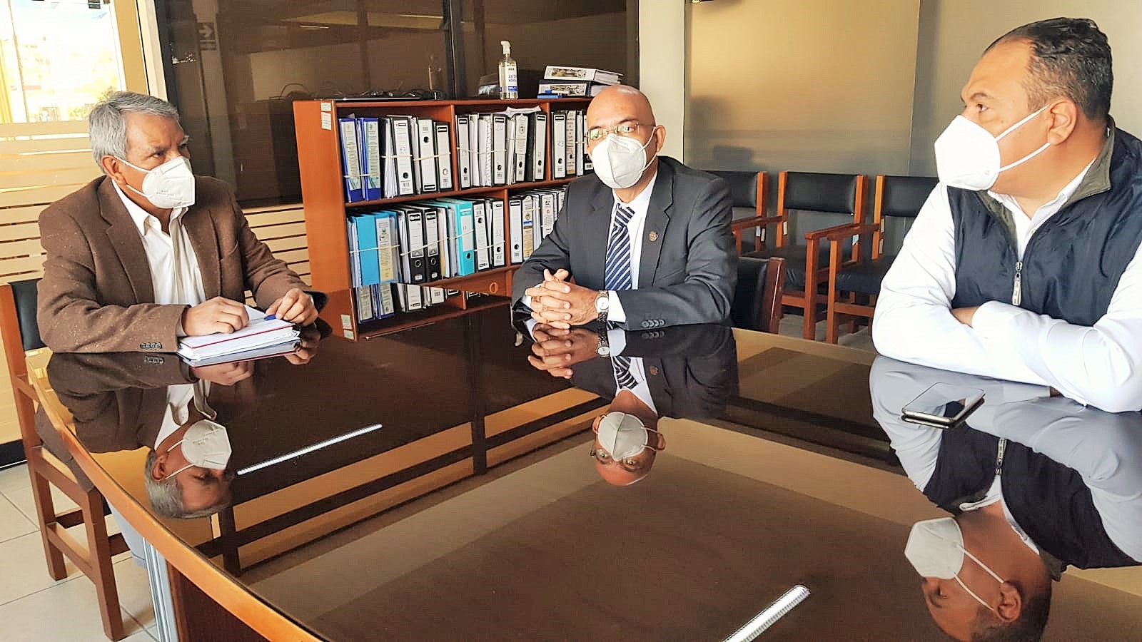 El presidente del Conadis, Marco Antonio Gamarra La Barrera y Gregorio Urbano Palma Figueroa, gerente general del GORE Arequipa se reunieron con el fin de plantear propuestas viables a favor de las personas con discapacidad.