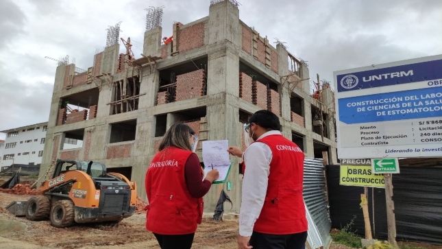 Imagen JPG de dos colaboradores de la Contraloría supervisando construcción del laboratorio de Estomatología de la facultad de Ciencias de la Salud de la Universidad Nacional Toribio Rodríguez de Mendoza en Amazonas.
