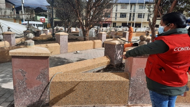 Colaborador de la Contraloría supervisando remodelación de plaza Chaupimarca en Pasco.