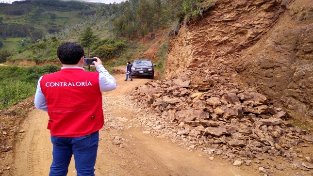 Imagen JPG de colaborador de la Contraloría supervisando caminos vecinales en Municipalidad Provincial de Santiago de Chuco, La Libertad.