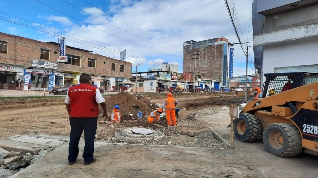 Imagen JPG del colaborador de la Contraloría supervisando obra en Jaén.