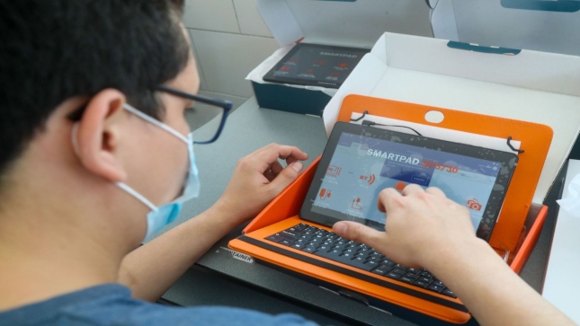 Imagen JPG de un hombre verificando entrega de tablets.
