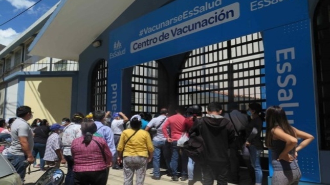 Imagen JPG de la puerta de ingreso del Centro de Vacunación contra la COVID-19 en Huánuco.