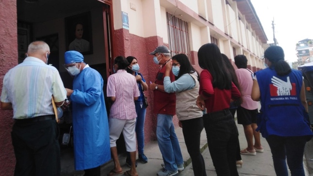 Foto de personas ingresando a vacunatorio