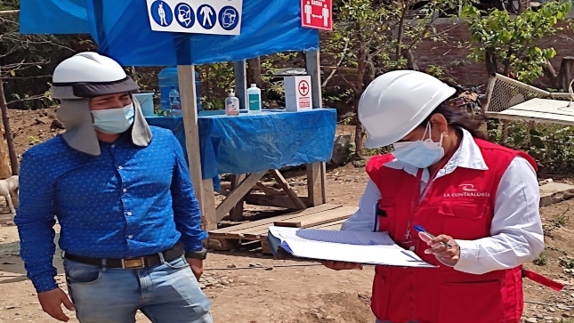 Imagen JPG de colaboradora de la Contraloría supervisando obra de mejoramiento del servicio educativo inicial, primaria y secundaria en la institución educativa  Víctor Raúl Haya de La Torre, ubicado en el poblado de Loma larga Baja