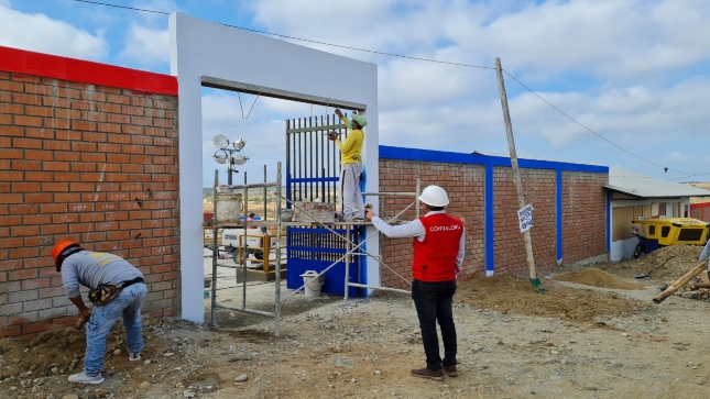 Imagen JPG de colaborador de la Contraloría supervisando trabajo de obreros en la Municipalidad Provincial de Tumbes.