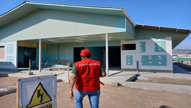 Imagen JPG de colaborador de la Contraloría supervisando construcción de hospital Covid-19 en Áncash.