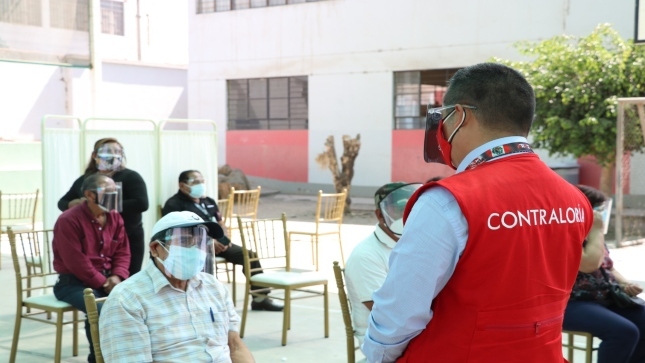 Imagen JPG de colaborador de la Contraloría verificando el cumplimiento de prácticas y actividades frente al Covid-19 en la región Ica