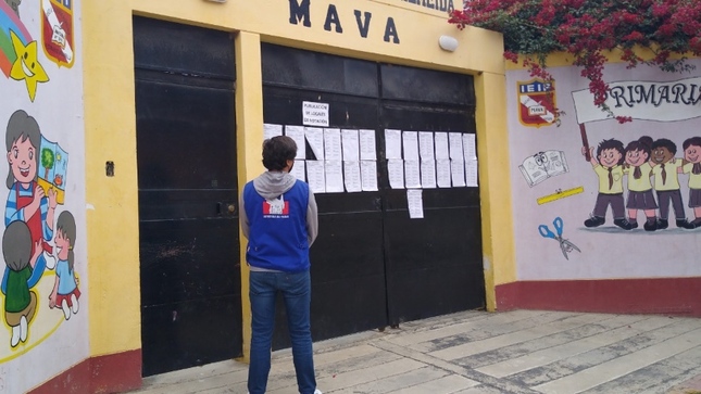 Foto de comisionado de la Defensoría del Pueblo frente a un centro educativo