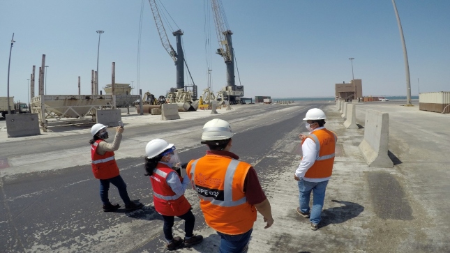 Imagen JPG de dos colaboradores de la Contraloría junto a otras dos personas de Ositran supervisando el Terminal Portuario San Martín.