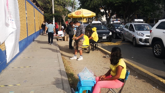 Foto de vendedores ambulantes en exterior de local de votación
