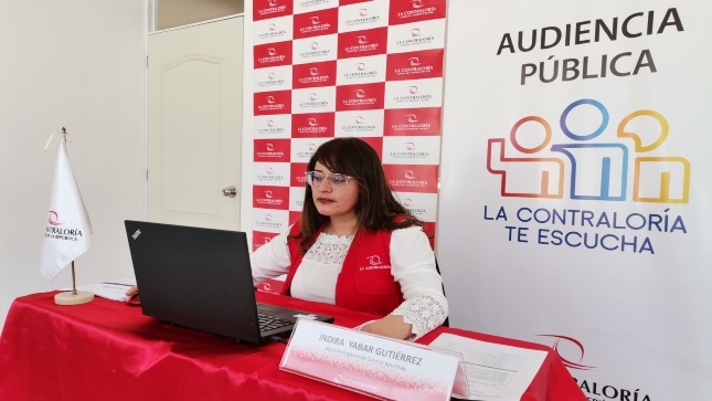 Imagen JPG de colaboradora de la Contraloría sentada en su escritorio participando en la Audiencia Pública Virtual “La Contraloría te escucha” en Grau, Apurímac.