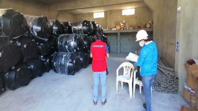Imagen JPG de colaboradores de la Contraloría supervisando tanques de agua.