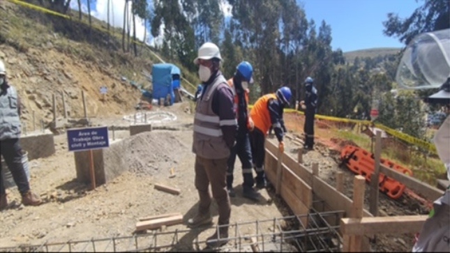 Imagen JPG de varios obreros en construcción.