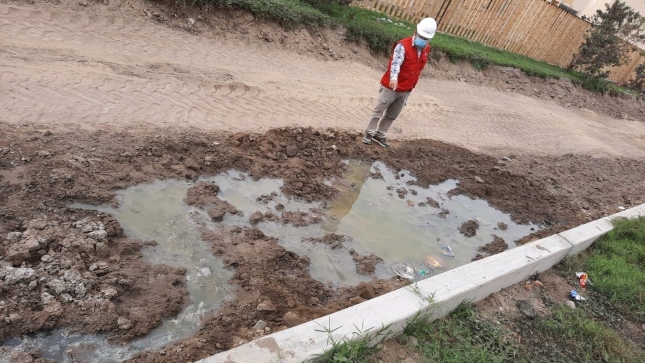 Imagen JPG de colaborador de la Contraloría supervisando mejoramiento de la infraestructura vehicular de la urbanización San Pedro y Las Vegas, en el distrito trujillano de Víctor Larco Herrera