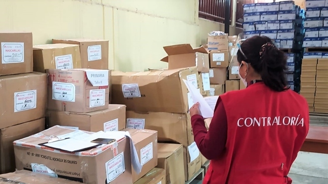 Imagen JPG de colaboradora de la Contraloría supervisando almacén donde permanecen 181 mil 175 mascarillas de tela de uso comunitario en Tacna