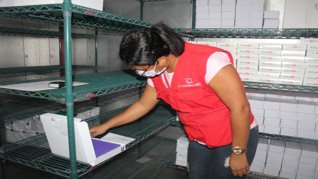 Imagen JPG de colaboradora de la Contraloría supervisando vacunas contra la Covid-19 en las instalaciones de la Diresa Tumbes.