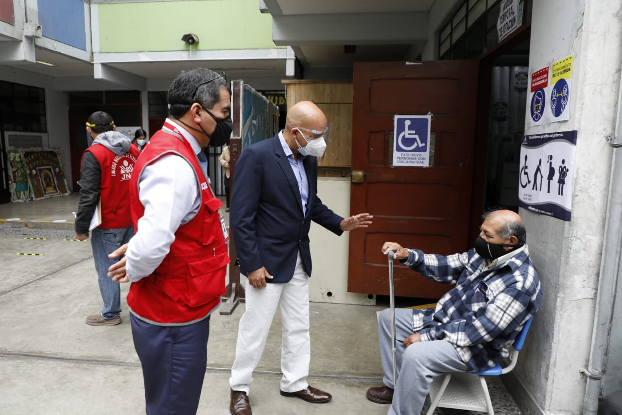 Presidente del Conadis, Marco Antonio Gamarra y un equipo de fiscalizadores visitan centros de votación para verificar accesibilidad para las personas con discapacidad.