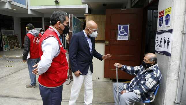 Presidente del Conadis, Marco Antonio Gamarra y un equipo de fiscalizadores visitan centros de votación para verificar accesibilidad para las personas con discapacidad.