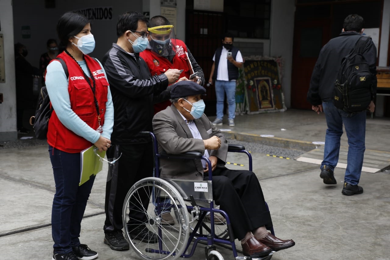 Presidente del Conadis, Marco Antonio Gamarra y un equipo de fiscalizadores visitan centros de votación para verificar accesibilidad para las personas con discapacidad.